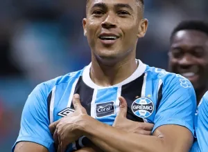 carlos-vinicius-do-gremio-comemora-gol-contra-o-novo-hamburgo-pelo-campeonato-gaucho-1770506075300_v2_300x300.jpg