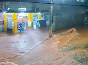 Rio Paraibuna transbordado em Juiz de Fora após fortes chuvas que deixaram 14 mortos e 440 desabrigados na Zona da Mata de Minas Gerais.