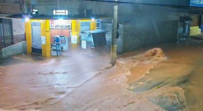 Rio Paraibuna transbordado em Juiz de Fora após fortes chuvas que deixaram 14 mortos e 440 desabrigados na Zona da Mata de Minas Gerais.