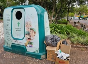 Contêiner exclusivo para descarte de vidro instalado pela Prefeitura em Erechim-RS para incentivar a reciclagem e evitar acidentes com trabalhadores da coleta.