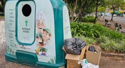 Contêiner exclusivo para descarte de vidro instalado pela Prefeitura em Erechim-RS para incentivar a reciclagem e evitar acidentes com trabalhadores da coleta.
