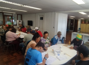 Pacientes do CAPS AD de Erechim participam de oficina de pintura que estimula a criatividade e o cuidado em saúde mental.