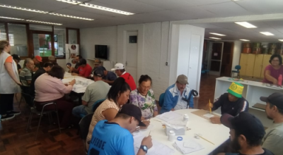 Pacientes do CAPS AD de Erechim participam de oficina de pintura que estimula a criatividade e o cuidado em saúde mental.