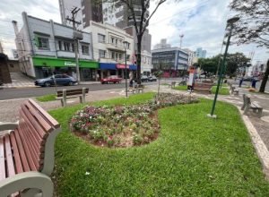 Revitalização dos canteiros da Avenida Maurício Cardoso em Erechim-RS inclui restauro manual das tradicionais pedras portuguesas.
