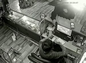 Câmeras registraram o momento do roubo em uma tabacaria no bairro Jardim América, em Chapecó.