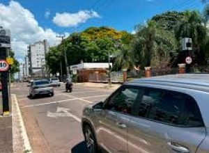 Vereador Claudemir de Araújo cobra mais sinalização nos pontos com radares e lombadas eletrônicas durante sessão na Câmara de Vereadores de Erechim.