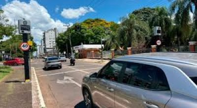 Vereador Claudemir de Araújo cobra mais sinalização nos pontos com radares e lombadas eletrônicas durante sessão na Câmara de Vereadores de Erechim.