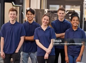 Salário do jovem aprendiz em 2026 varia conforme a jornada de trabalho e pode ultrapassar R$ 1.100 por mês.