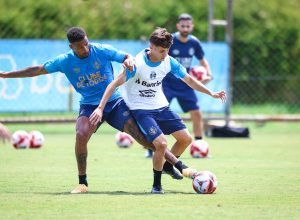 Jogadores do Gremio treinam no CT Luiz Carvalho, em Porto Alegre, durante preparação para o Grenal decisivo no Beira-Rio.