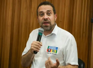 Fiscalização em postos é intensificada após aumento no preço do diesel no Brasil.