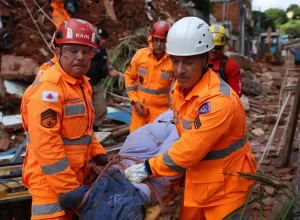 Enchentes e deslizamentos deixam mortos e milhares de desabrigados em Juiz de Fora e Ubá após fortes chuvas na Zona da Mata Mineira.